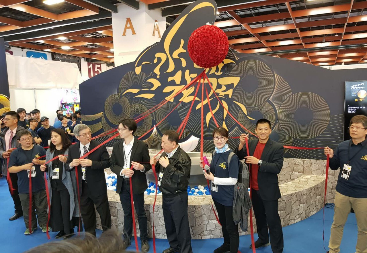 台北海大數遊系「水花世界」展區的開幕儀式由陳合成副校長帶領