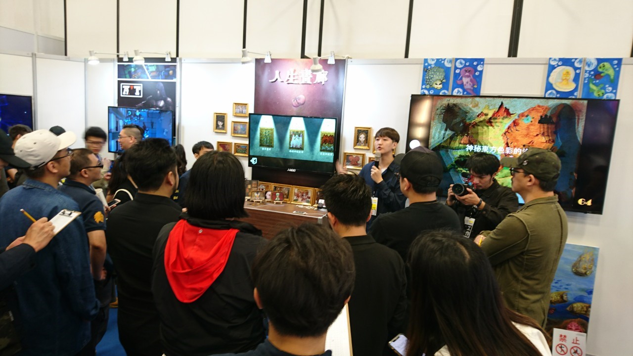 「人生畫廊」由陳俊儒同學代表向金點新秀的評審團介紹作品